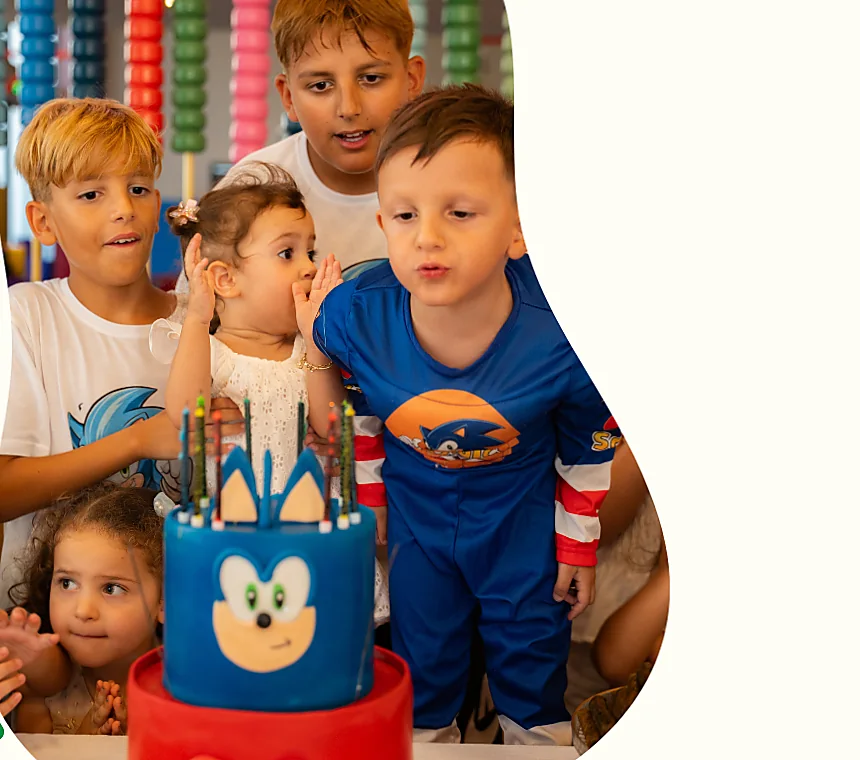 Pasta etrafÄ±nda doÄŸum gÃ¼nÃ¼ kutlayan Ã§ocuklar